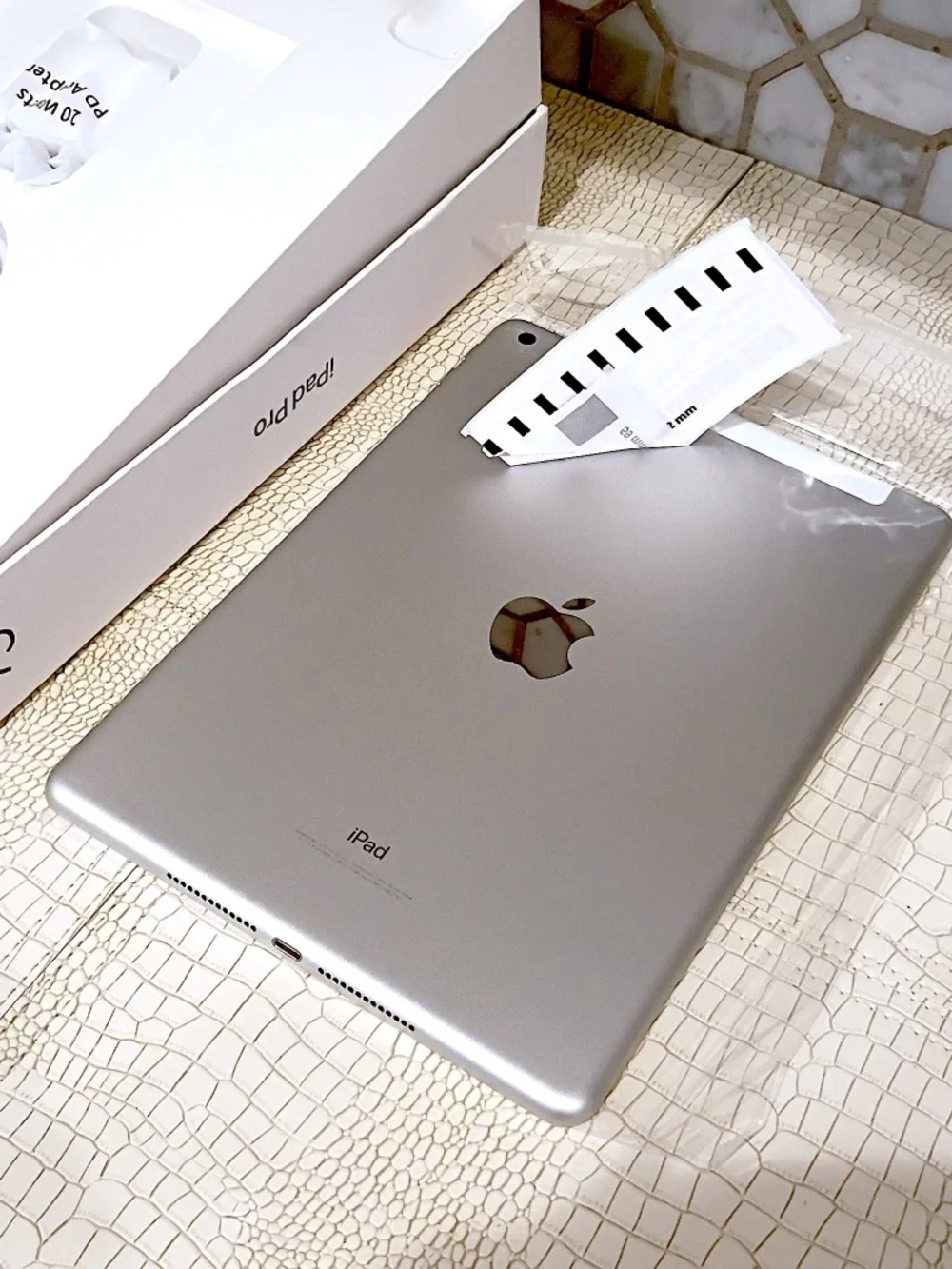 Apple iPad (6th Generation) A1954 32 GB, Wi-Fi + 4G, 9.7 in-Silver 88% Battery